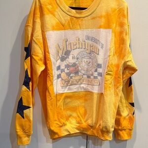 Yellow Michigan Wolverines Sweatshirt with Stars. Size large